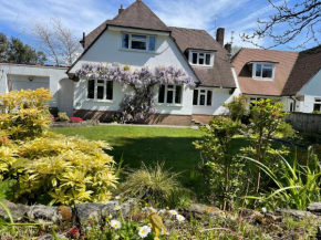 Charming Bournemouth house with beautiful spacious gardens, 5 min drive to beaches, free parking for 2-3 cars